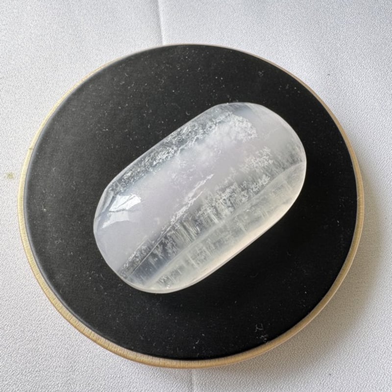 🌙《静けさの中に浮かぶ月影──イットリウムフローライト・パーム