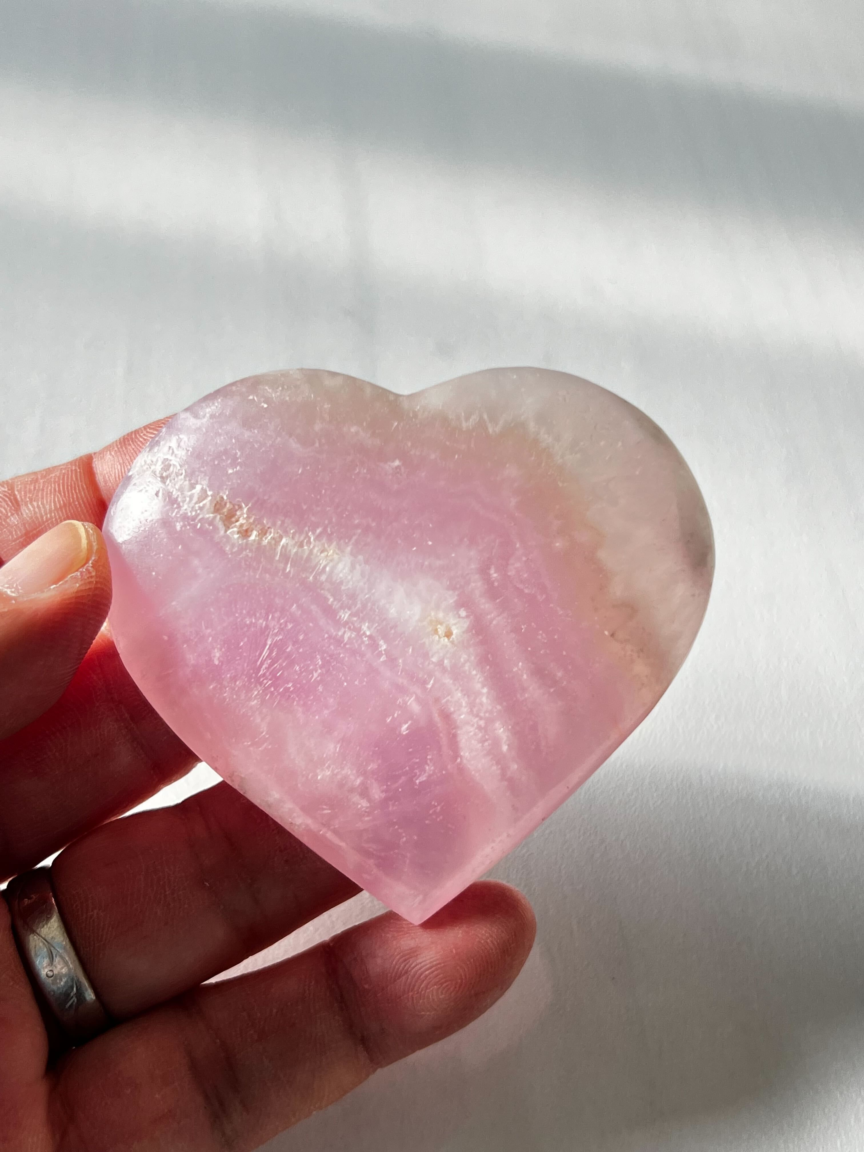 💖ピンクアラゴナイトの愛しさ—心をつなぐハートの石💫 | Studio Kururi