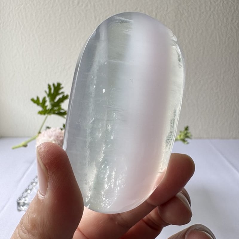 🌙《静けさの中に浮かぶ月影──イットリウムフローライト・パーム