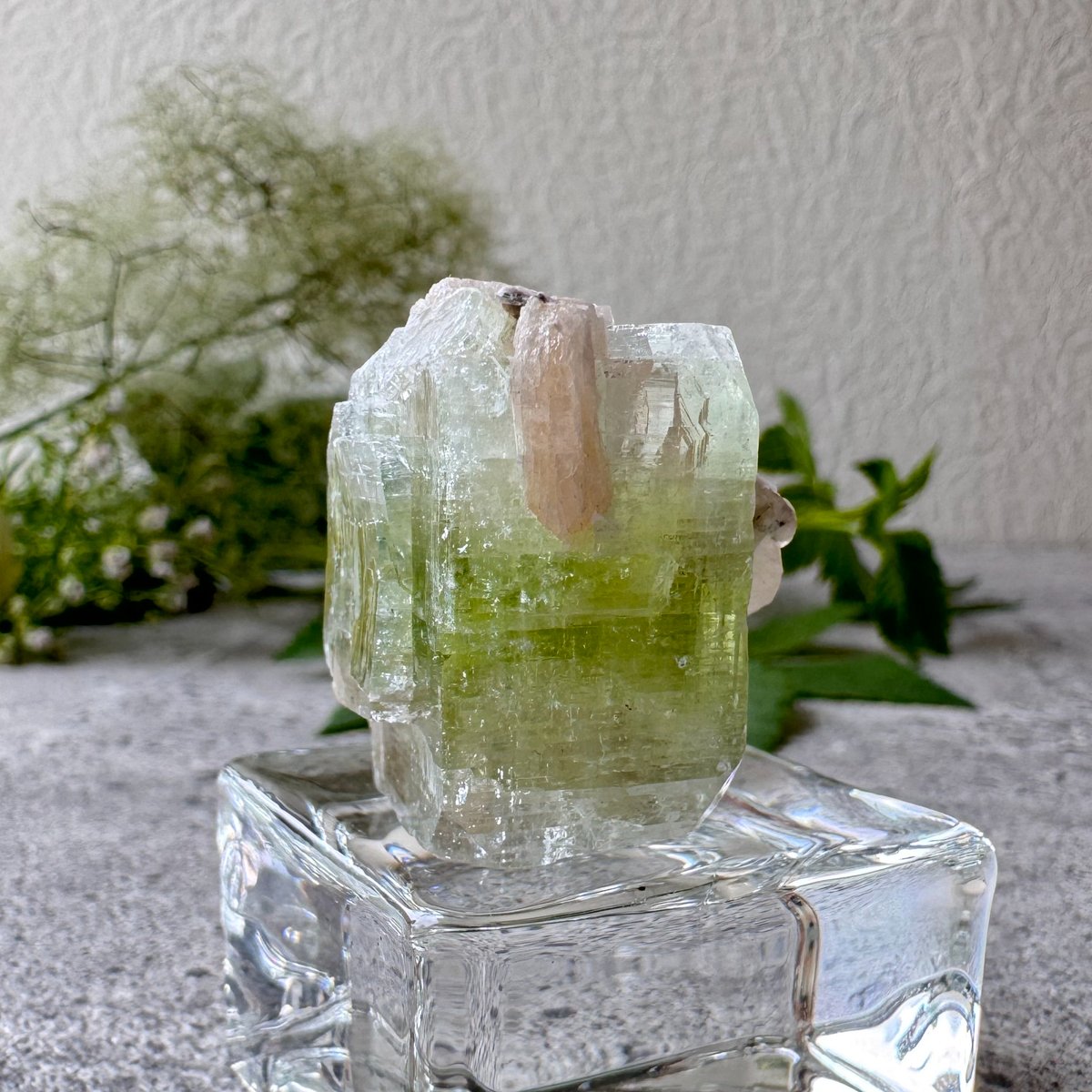 風が教えてくれる、本当の気持ち》 グリーンアポフィライト＆ピンク