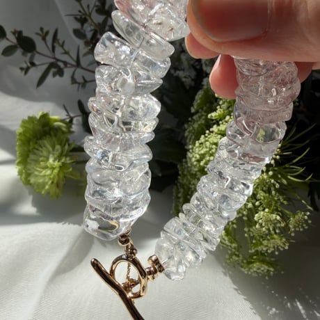 静かな断片が連なる時間　－　水晶の断片を紡いだブレスレット