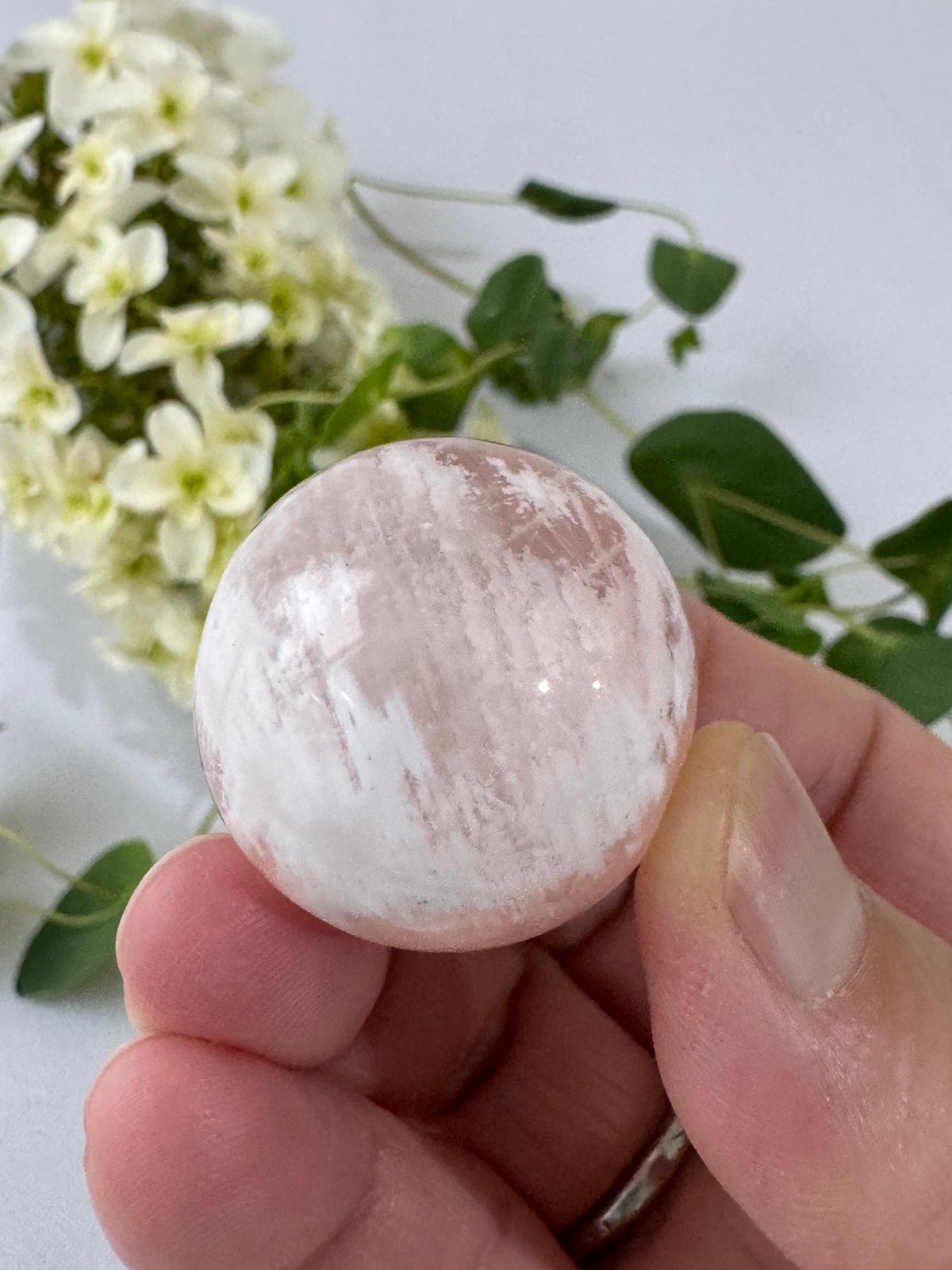 そっと包み込む桜のきらめき──セリサイトローズクォーツ・スフィア