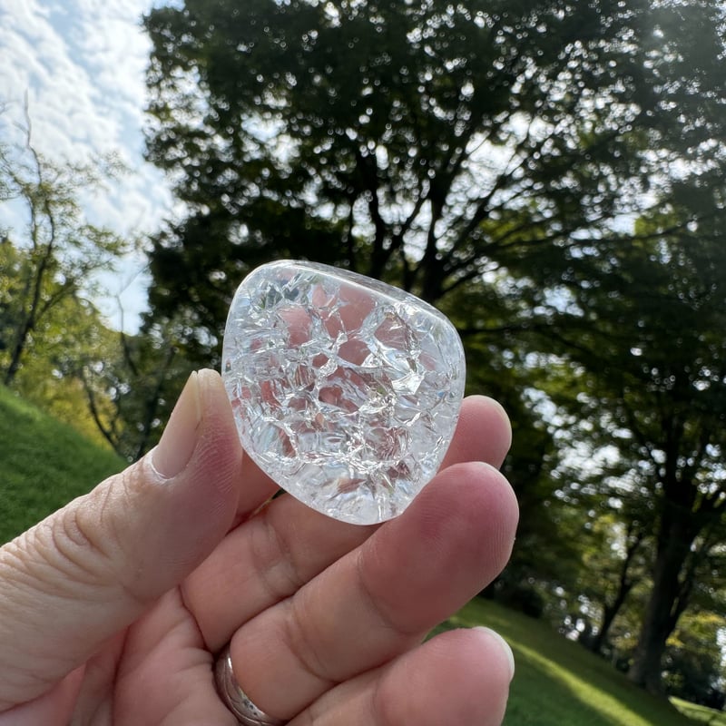 大粒のクラック水晶 内なる虹を照らす | Studio Kururi