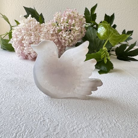 《静けさをたずさえて飛ぶ鳥》鳩のアゲート彫刻