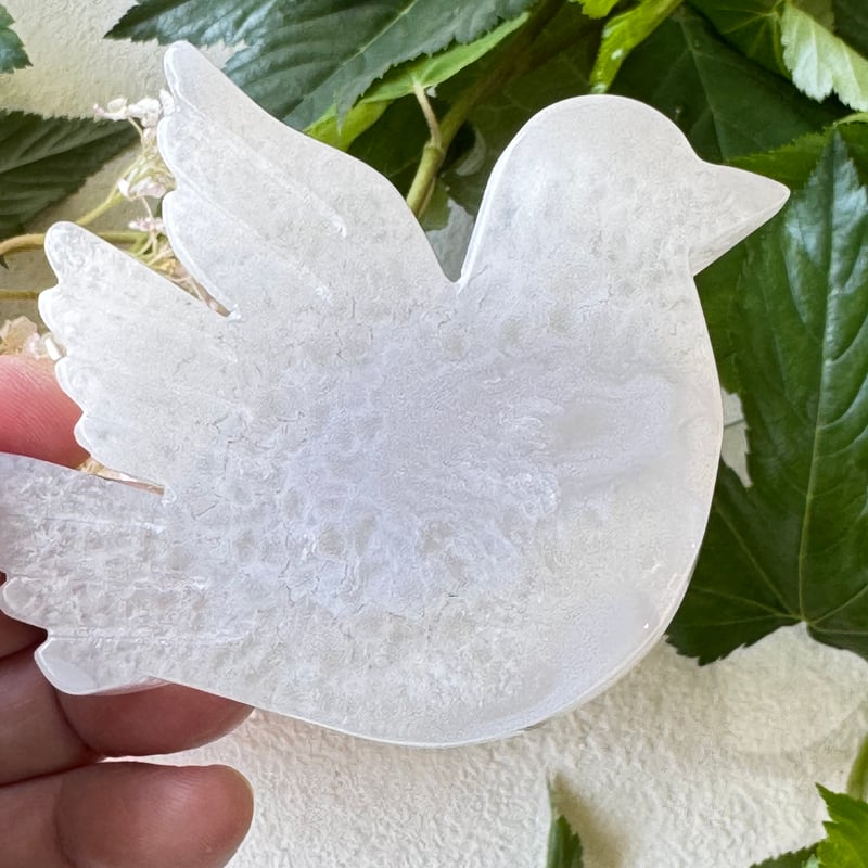 静けさをたずさえて飛ぶ鳥》鳩のアゲート彫刻 | Studio Kururi