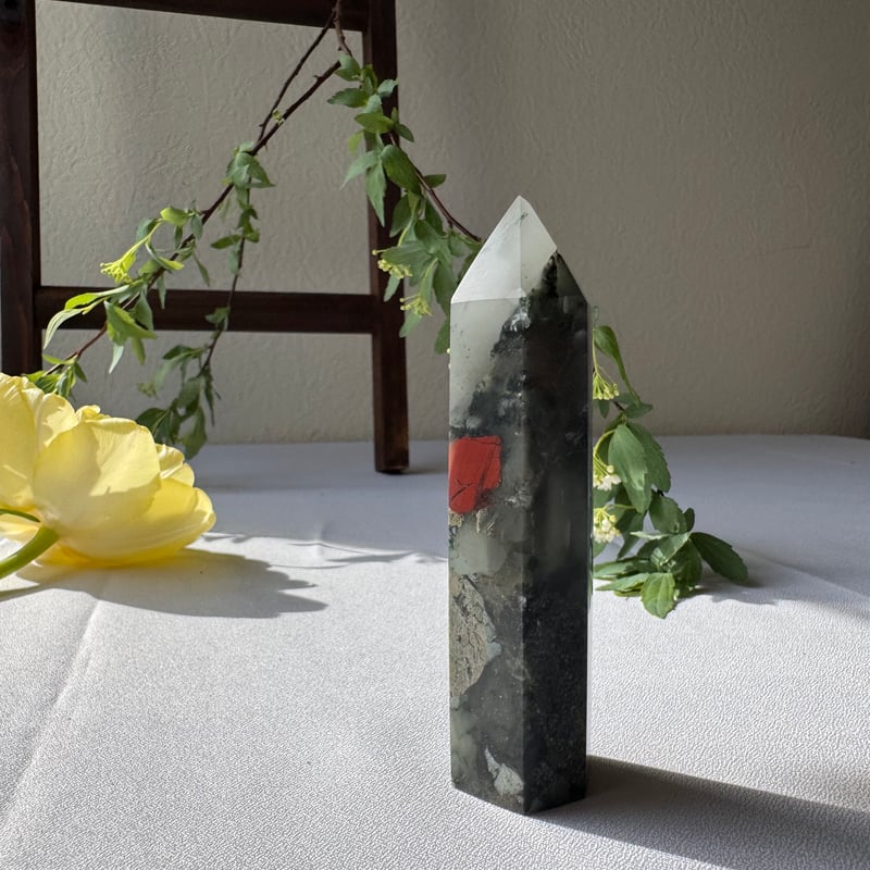 アフリカンブラッドストーン―情熱と安定を宿す大地の石 【欠けあり