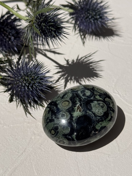 🌱カンババジャスパー ― 静かなる叡智の石 | Studio Kururi