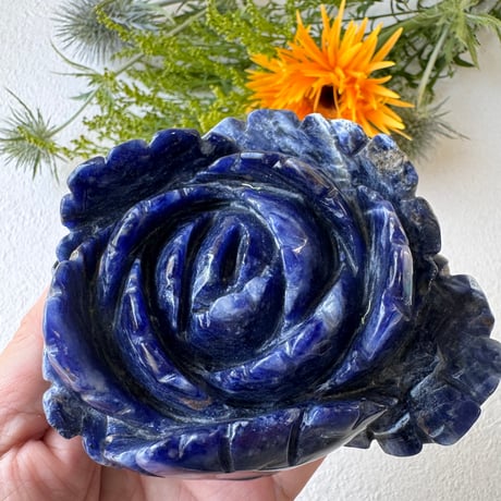 《静けさの中に宿る薔薇》ソーダライト・ローズ彫刻