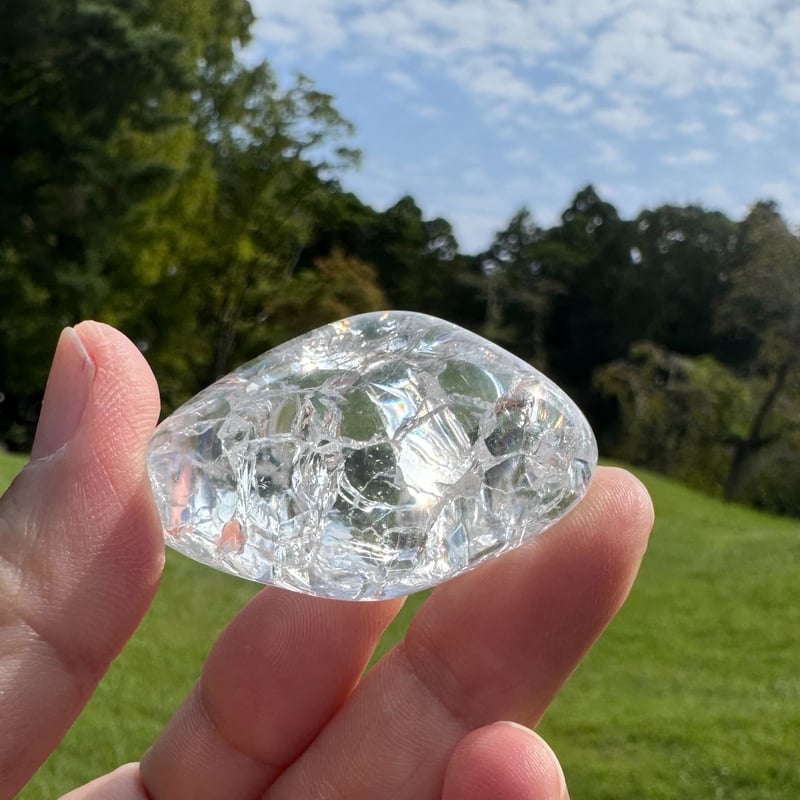 大粒のクラック水晶 内なる虹を照らす | Studio Kururi
