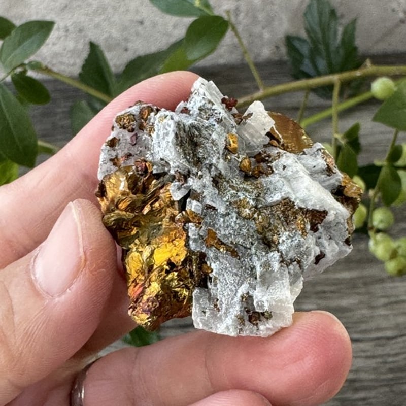 沈黙のなかに現れる錬金の光》水晶母岩付き・虹色チャルコパイライト