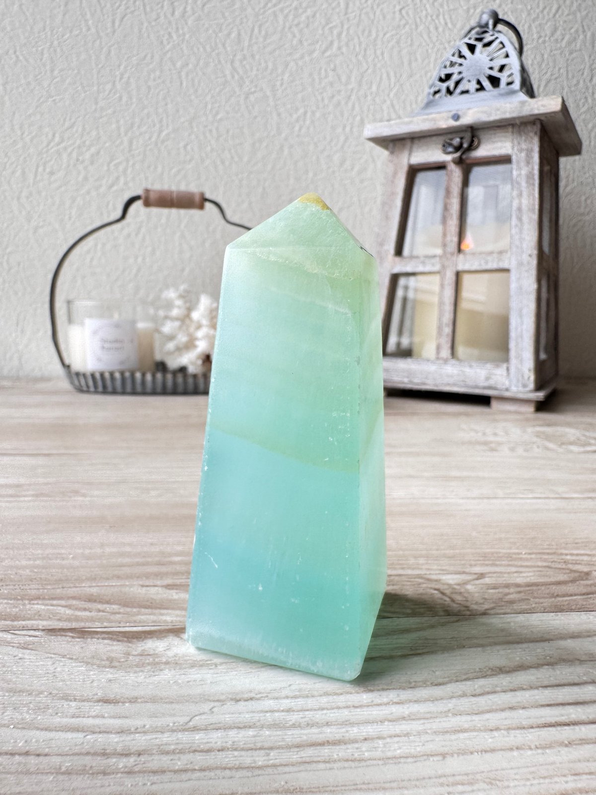 🧊《光がほどける場所──ピスタチオカルサイト・タワー》 | Studio Kururi