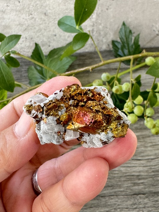 鉱石／水晶とパイライト鉱石混合の石。【置物に、まるで金のような鉱石でございます】 鉱石／水晶とパイライト鉱石混合の石。【置物に、まるで金のよう