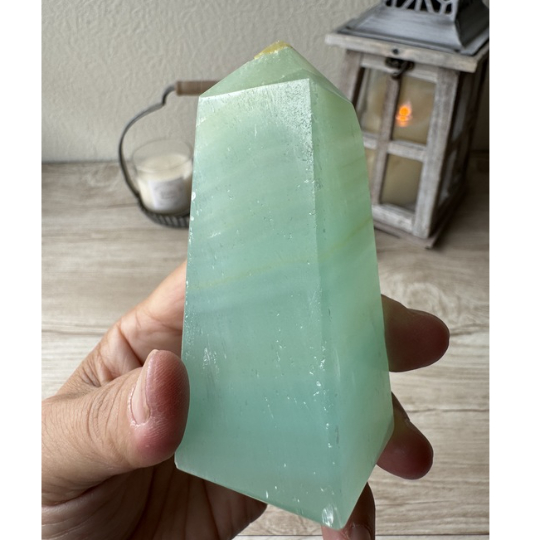 🧊《光がほどける場所──ピスタチオカルサイト・タワー》 | Studio Kururi