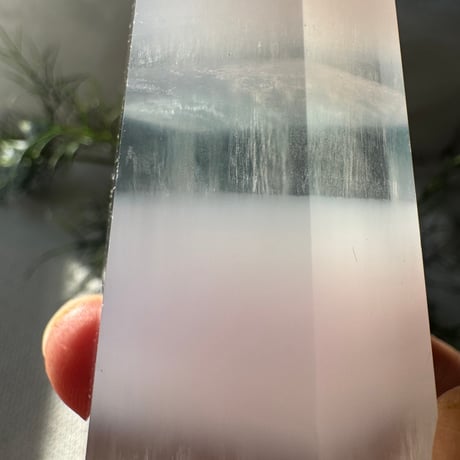 《光の層にほどける、天界の余白──イットリウムフローライト》