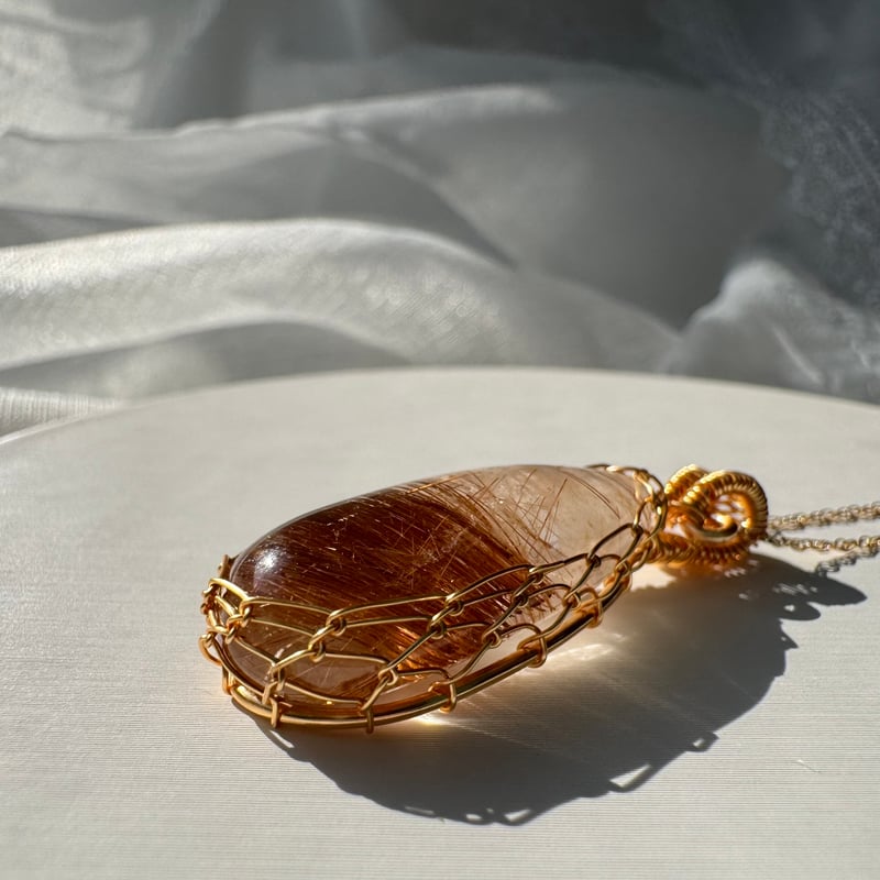 層の途中に残された、鉄の記憶 ― レッドルチルクォーツ ペンダント