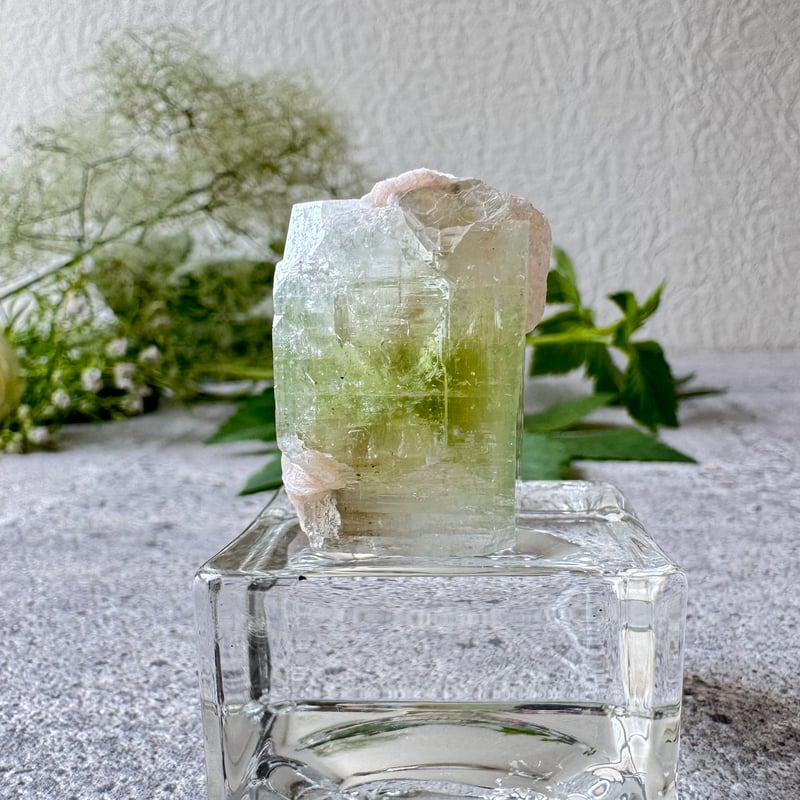 風が教えてくれる、本当の気持ち》 グリーンアポフィライト＆ピンク