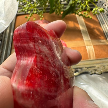 赤の魔法　レッドブルームーンストーンの魅惑（ヒトデ？花？型）