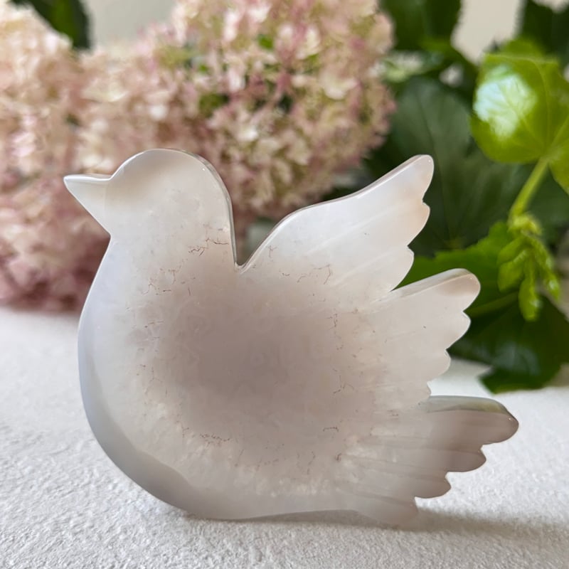 静けさをたずさえて飛ぶ鳥》鳩のアゲート彫刻 | Studio Kururi