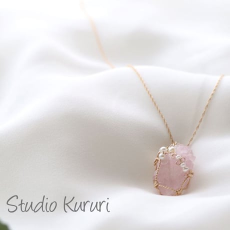 帽子の結晶　ローズクウォーツ（原石）