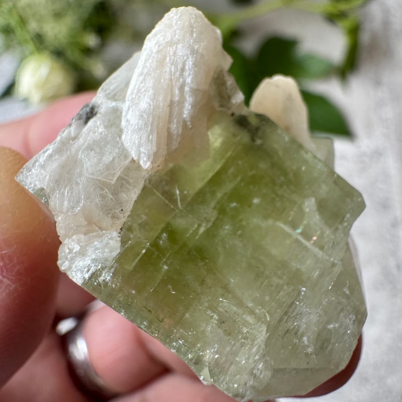 風が教えてくれる、本当の気持ち》 グリーンアポフィライト＆ピンク