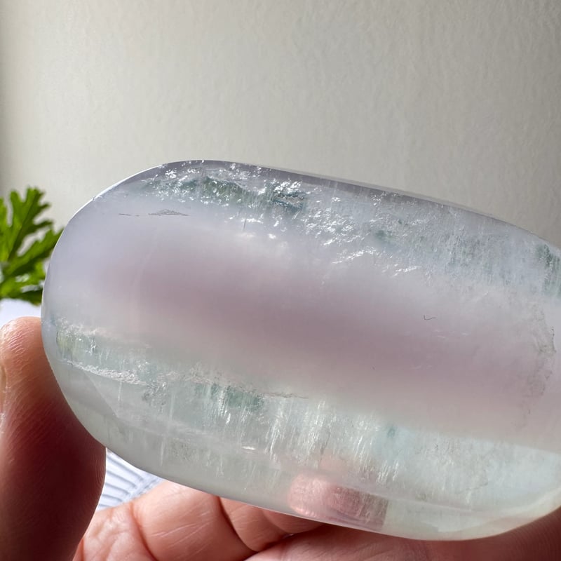 🌙《静けさの中に浮かぶ月影──イットリウムフローライト・パーム