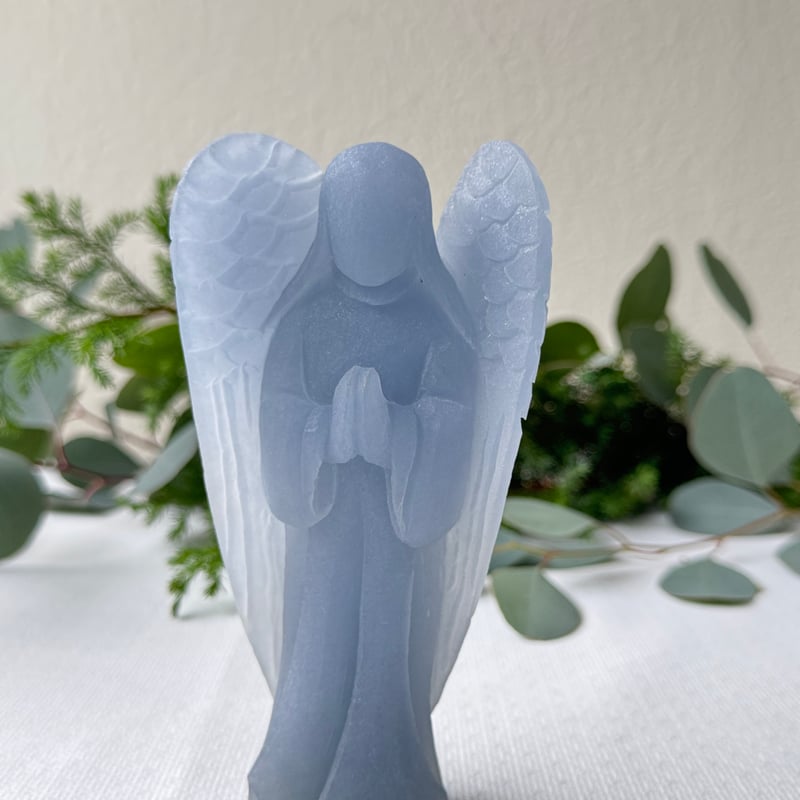 祈りの余白に光が降りる－エンジェライトの天使像》 | Studio Kururi