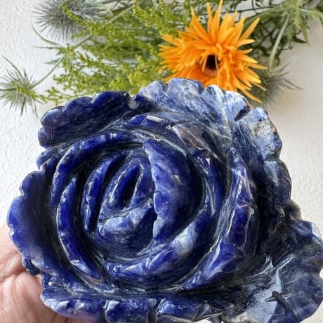 《静けさの中に宿る薔薇》ソーダライト・ローズ彫刻