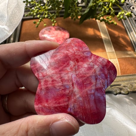 赤の魔法　レッドブルームーンストーンの魅惑（ヒトデ？花？型）