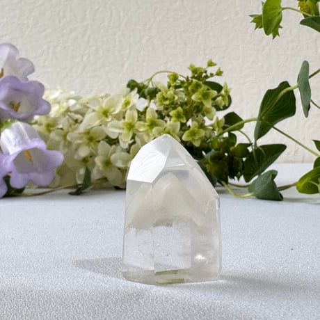 《静かな軌跡をたどる光──ファントム水晶ポイント》