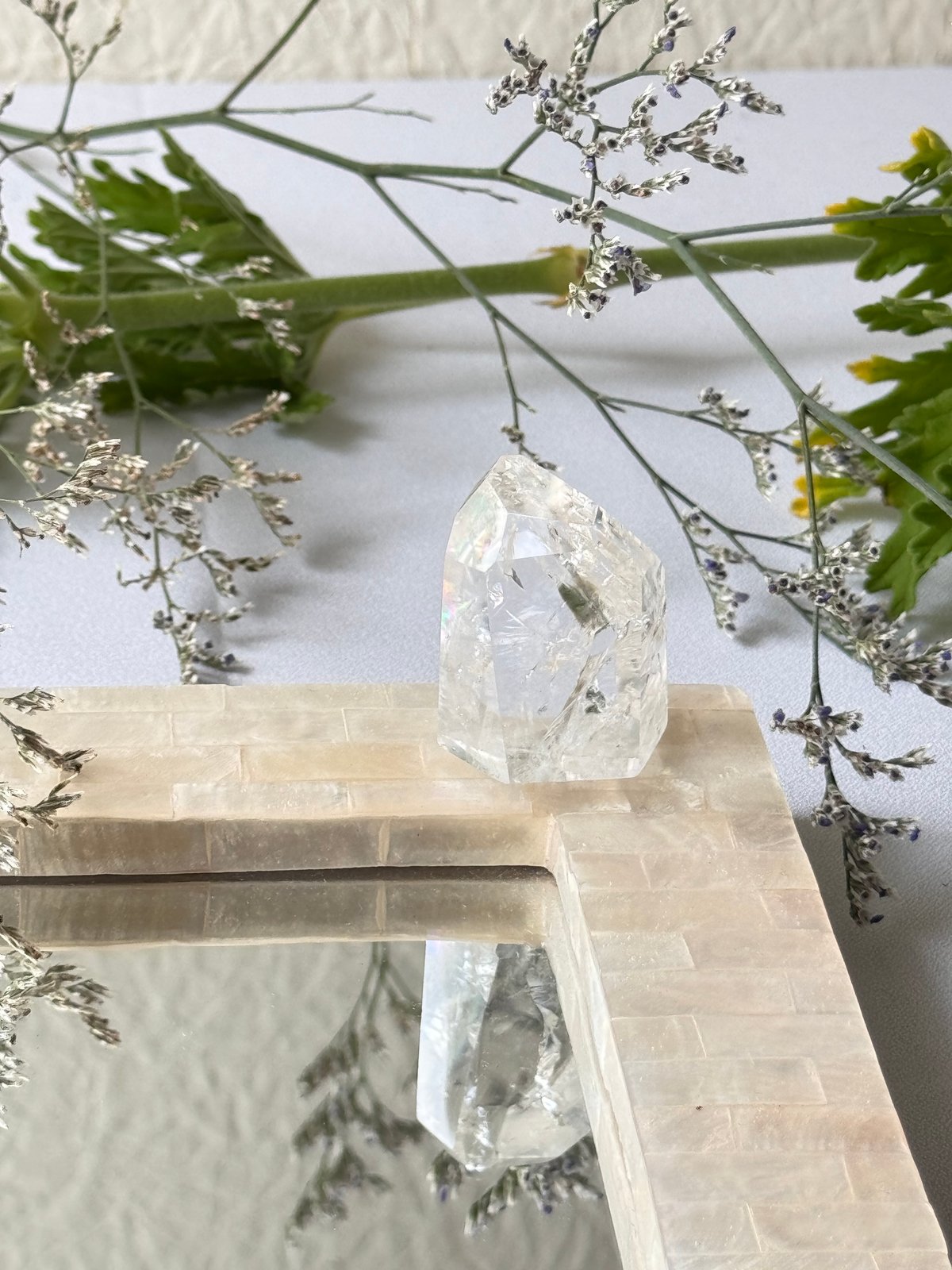 🕊《光の羽が宿る場所──ブラジル産水晶フリーフォーム》 | Studio Kururi