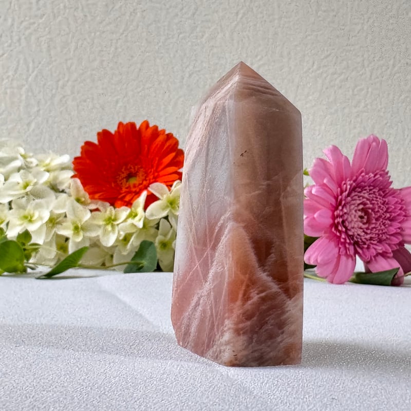 光と影が奏でる優しい世界──オレンジサンスムーンストーン・ポイント