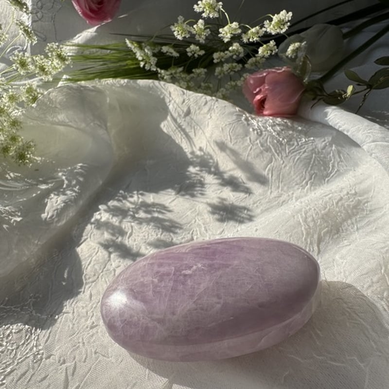 静かな体温を思い出す ― クンツァイトのパームストーン ― | Studio Kururi