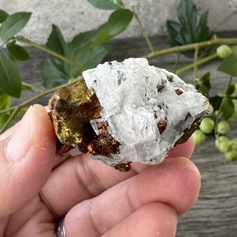 沈黙のなかに現れる錬金の光》水晶母岩付き・虹色チャルコ