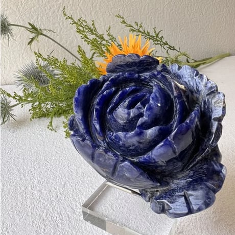 《静けさの中に宿る薔薇》ソーダライト・ローズ彫刻