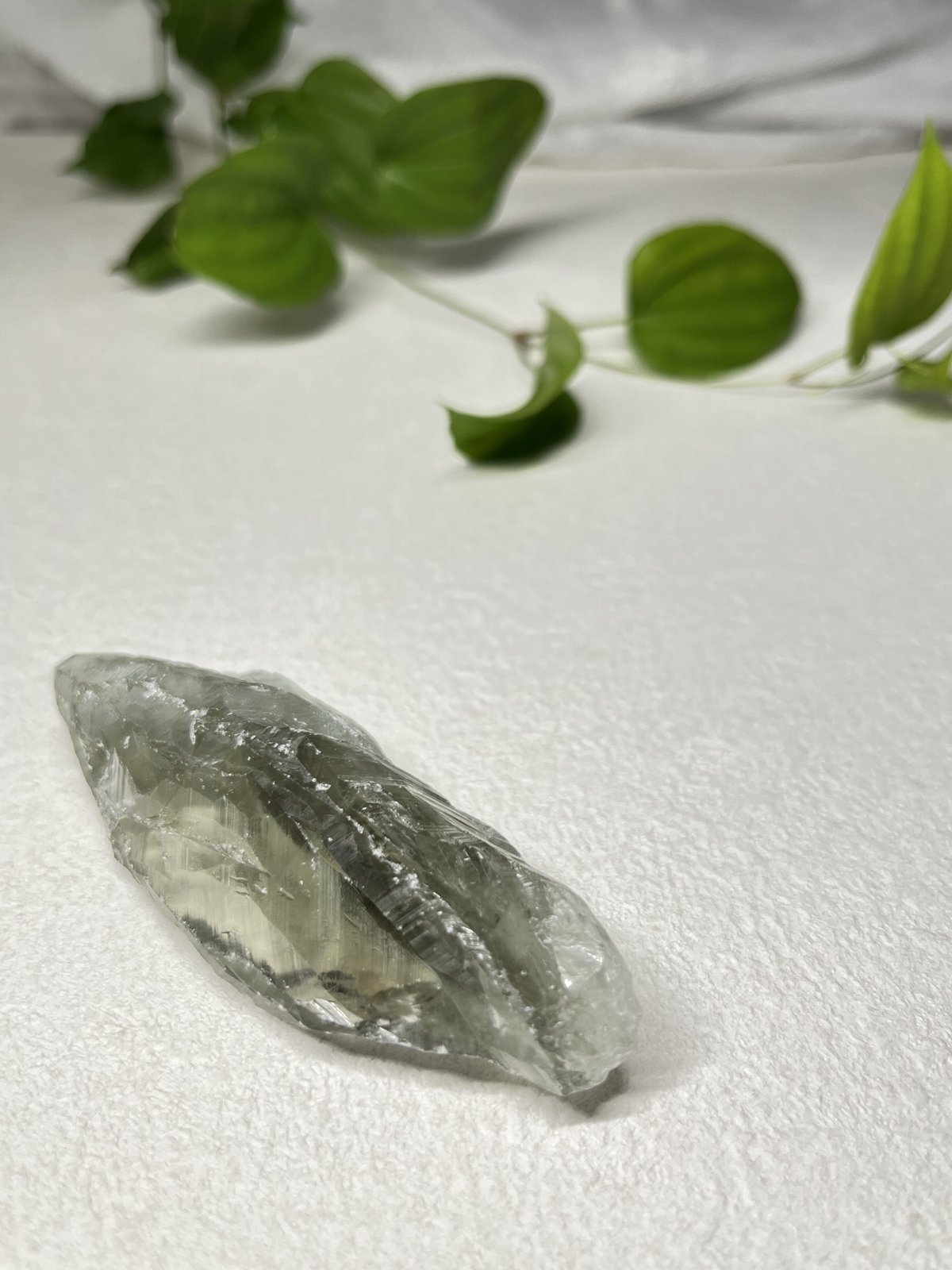 プラシオライト グリーンクォーツ グリーンアメジスト 置物 ① ☆ブラシオライト（グリーンアメジスト）s1485 | Funky garuda