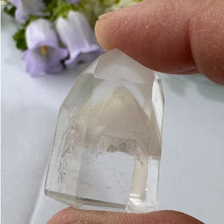 《静かな軌跡をたどる光──ファントム水晶ポイント》