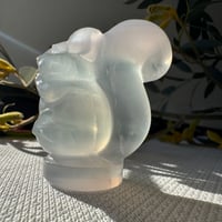 《あたたかな日々を紡ぐ森の賢者 ─ イットリウムフローライトのリス》