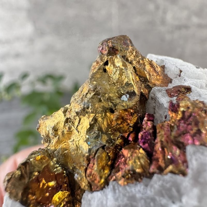 沈黙のなかに現れる錬金の光》水晶母岩付き・虹色チャルコパイライト