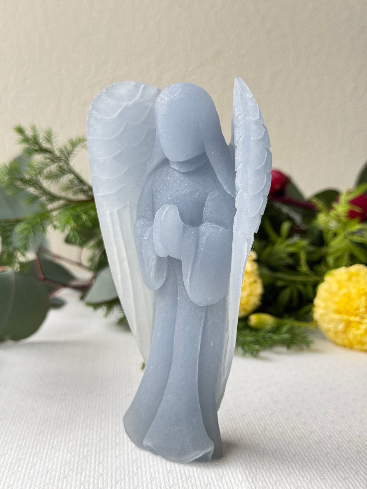 祈りの余白に光が降りる－エンジェライトの天使像》 | Studio Kururi