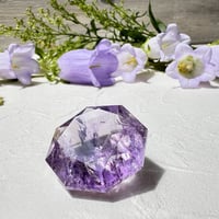 「光の種を抱くアメジスト」　 静かに心に灯る、小さな光の結晶