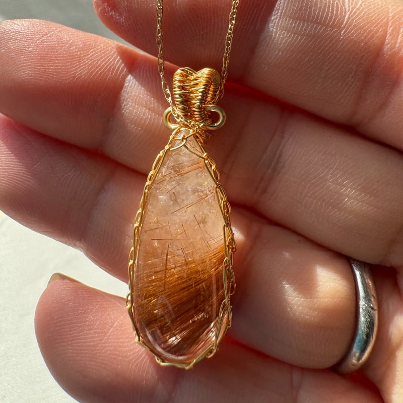 層の途中に残された、鉄の記憶 ― レッドルチルクォーツ ペンダント