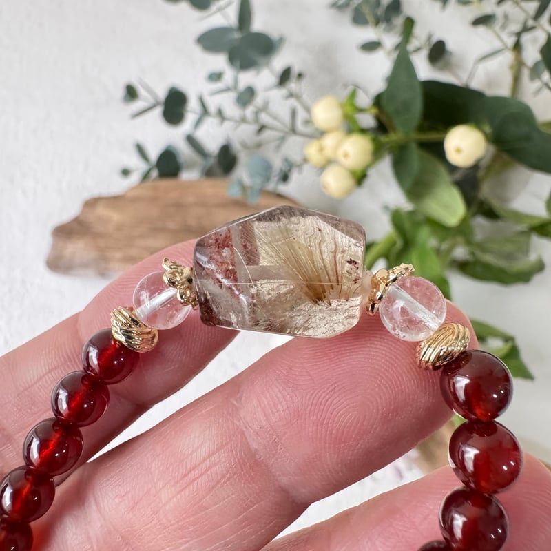 針水晶とガーネットとムーンストーン──静かな強さを紡ぐブレスレット