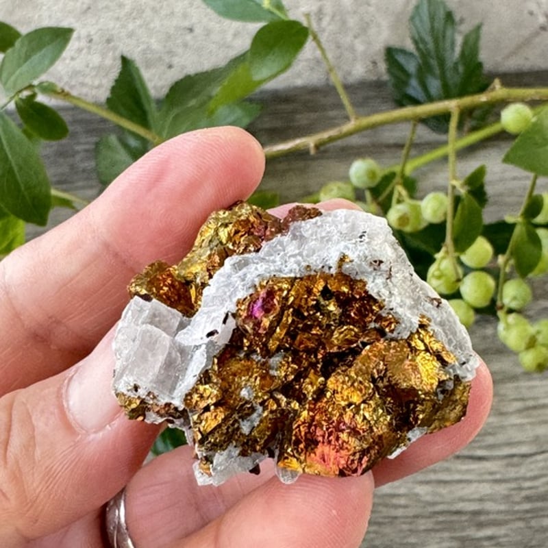 沈黙のなかに現れる錬金の光》水晶母岩付き・虹色チャルコパイライト