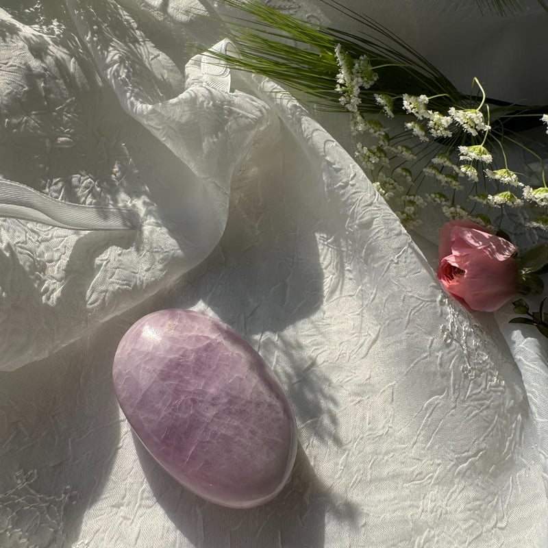 静かな体温を思い出す ― クンツァイトのパームストーン ― | Studio Kururi