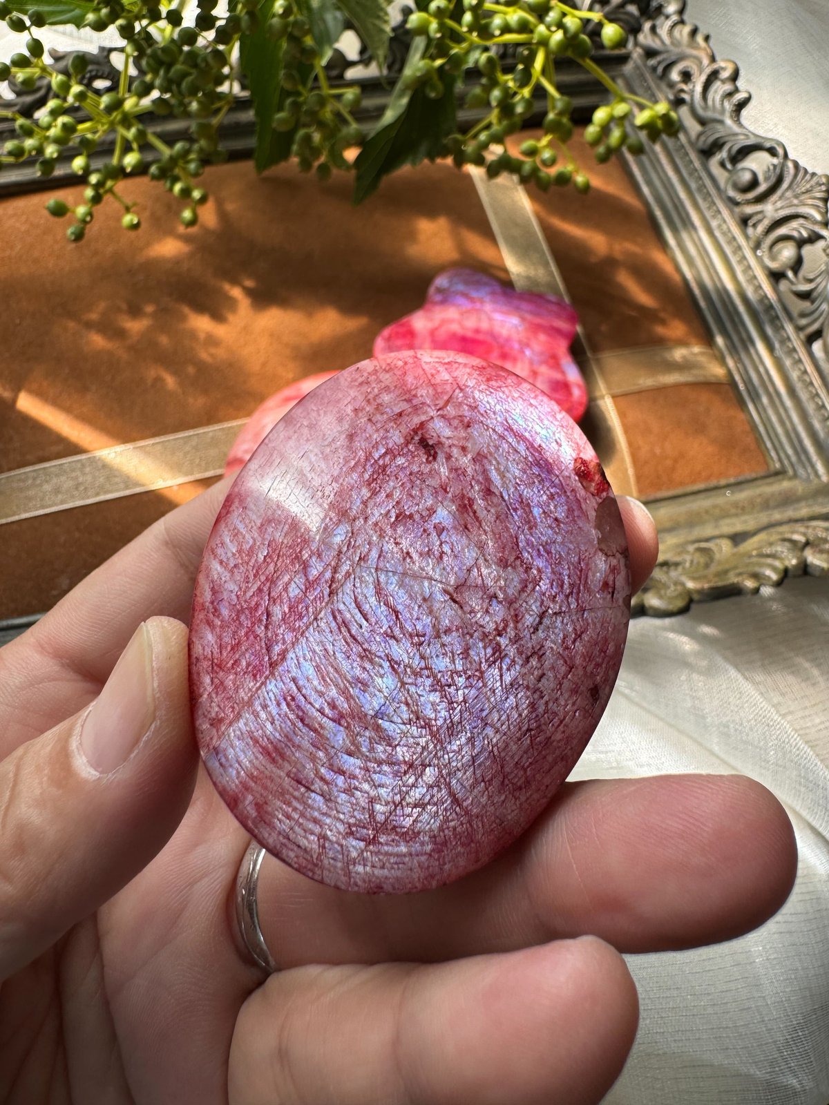 夜明けの呪文 レッドブルームーンストーン パームストーン | Studio Kururi