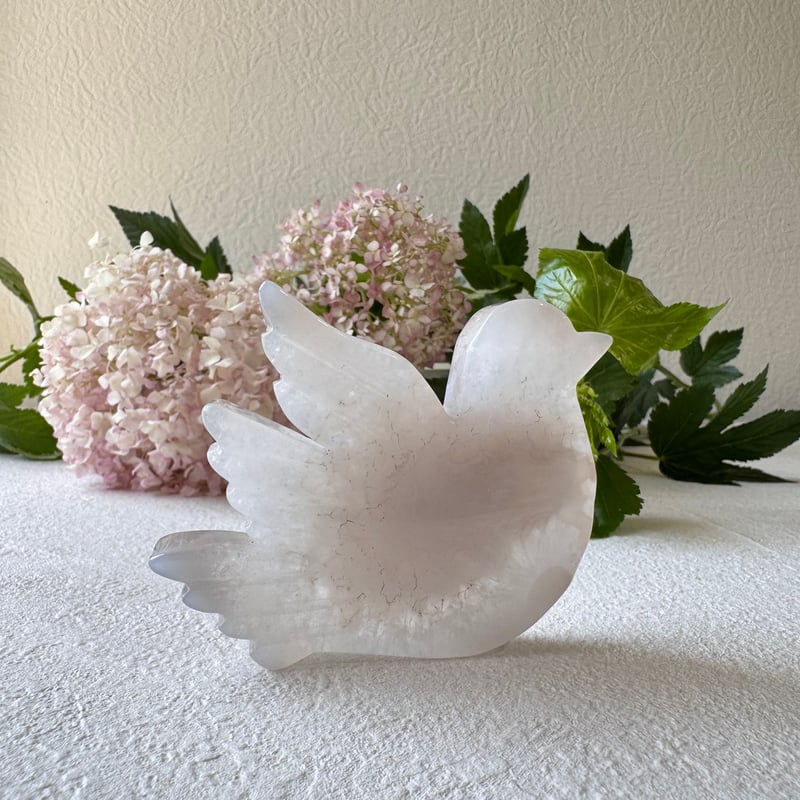 静けさをたずさえて飛ぶ鳥》鳩のアゲート彫刻 | Studio Kururi