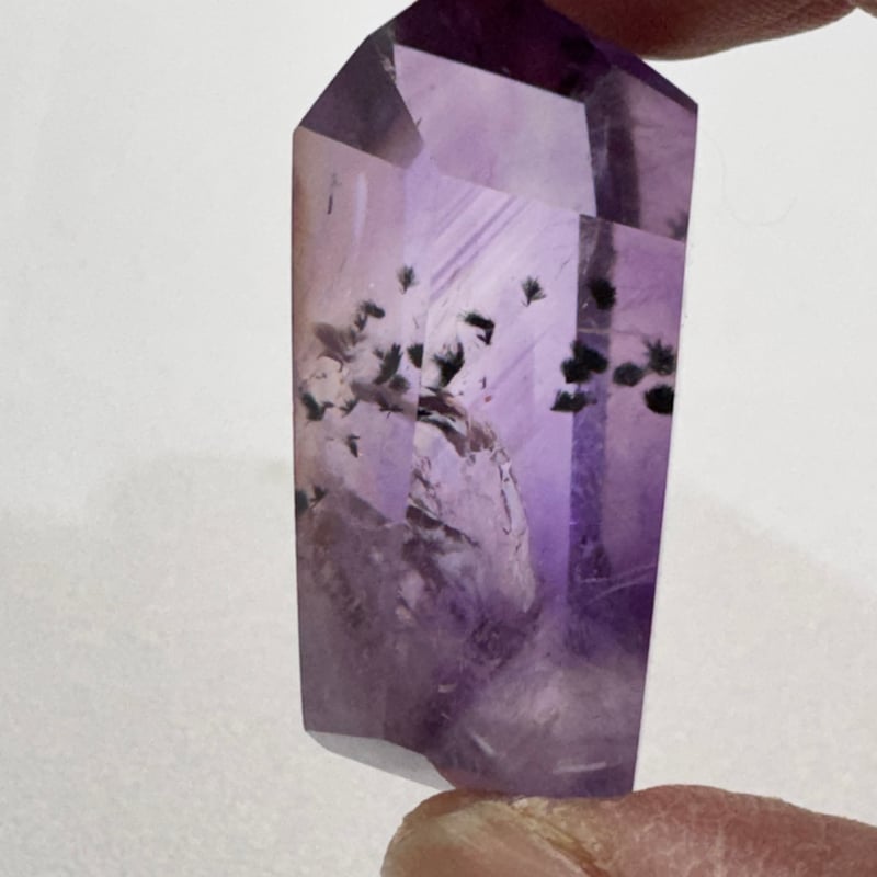 ファントムの記憶と力強さ—ロマネサイトインアメジストの深層 | Studio