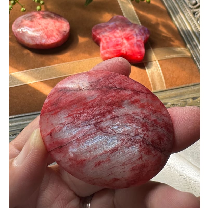 静寂の魔法石 レッドブルームーンストーン パームストーン | Studio Kururi