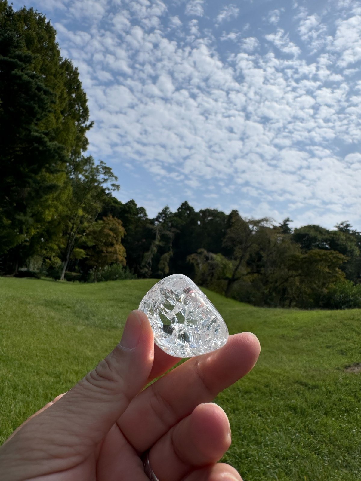 大粒のクラック水晶 内なる虹を照らす | Studio Kururi