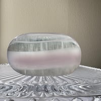 🌙《静けさの中に浮かぶ月影─イットリウムフローライト・パームストーン》